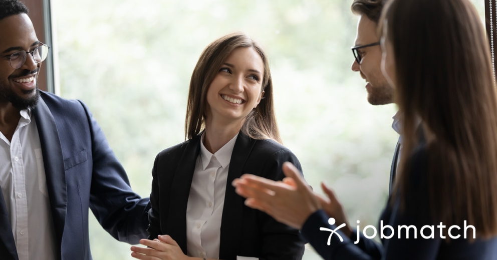 Opnieuw aan het werk na een lange pauze: zo pak je het aan Werknemer die opnieuw aan het werk gaat en een terugkomstgesprek voert met leidinggevende.