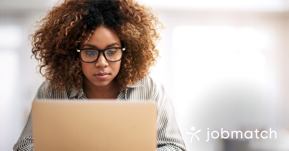 Visibilité en ligne : quels sont les bons et les mauvais gestes ? Illustration d’un recruteur qui recherche un candidat en ligne