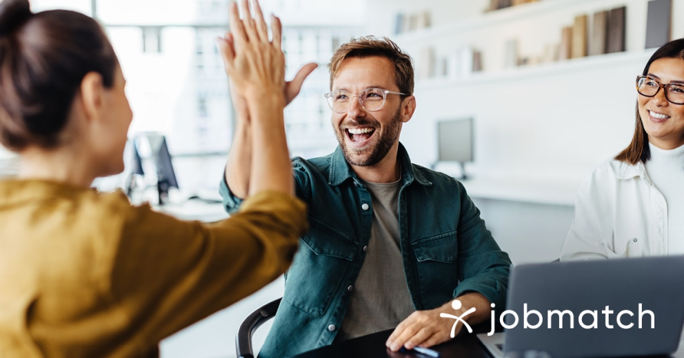 Teamwork: waarom is het belangrijk en hoe pak je het aan? Collega’s die aan teamwork doen